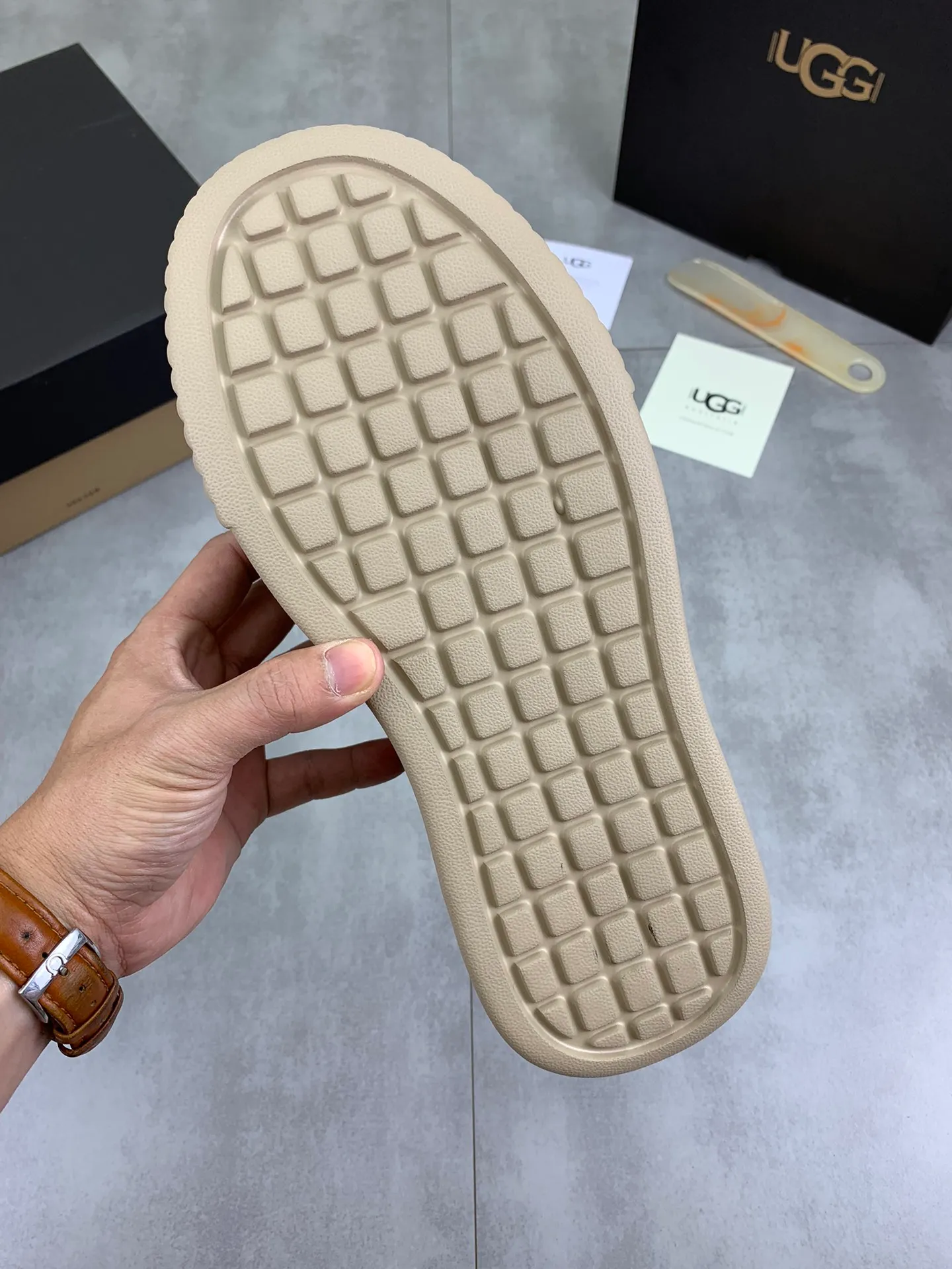 Men's shoes 💰P640 [New style] 💰 🆘 "Real wool" [UGG] 👉The popular men's shoes are synchronized with the official website 🔰The quality of the genuine products [satisfied] is not comparable to the imitations in the general market 🌀The upper is imported Italian frosted cowhide, and the lining is: foot pad 🅰️ grade 🐑Real wool👻Only Grade A can show the effect The hand feels smooth and delicate 🔱The shoe shape is grand, only genuine manufacturers can do it 🎄The perfect toughness of the original outsole 👻⬛️ can allow customers to bid farewell to one-time consumption. Real wool lining, super warm. Brown and gray available. Size: 39-44